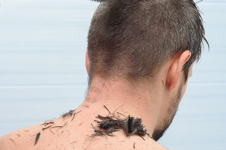 一个男人的后脑背部男人头发在家里剪浴室的头发图片
