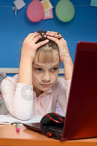 女孩无法解决在网上学习的困难任务图片
