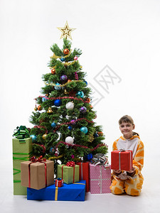 儿童坐在圣诞树旁时有礼物图片