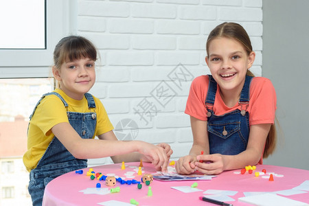 两个女孩玩棋盘游戏看框架图片