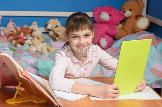 女孩在家网上学图片