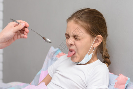 苦的人女孩对给她的药哭啼拔出舌头背景