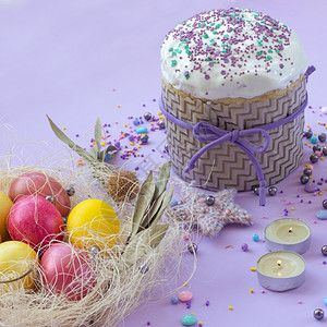 复活节蛋糕和彩美地装饰在银色背景上图片