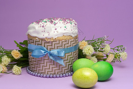 美的复活节蛋糕配有黄绿和鲜花图片
