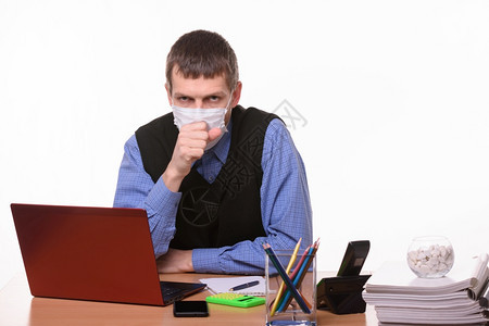 办公室工作人员在办公室内用保护面罩咳嗽图片