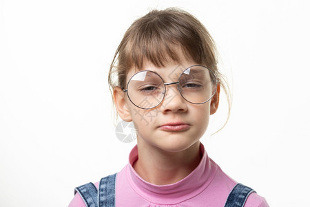 一个戴着眼镜的有趣女孩肖像盯着白色背景的脸图片