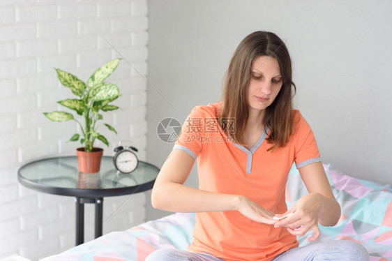 周末回家的女孩用指甲擦油器清洗图片