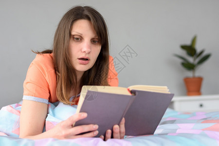 女孩热衷于读书担心英雄图片
