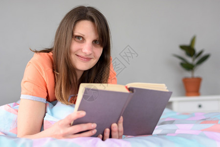 那女孩读了一本书笑着看框架图片
