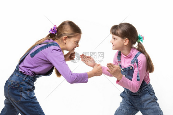 两个女孩争吵彼此以白种背景争吵图片
