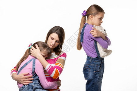 小孩为玩具争吵妈给小女儿安心背景图片
