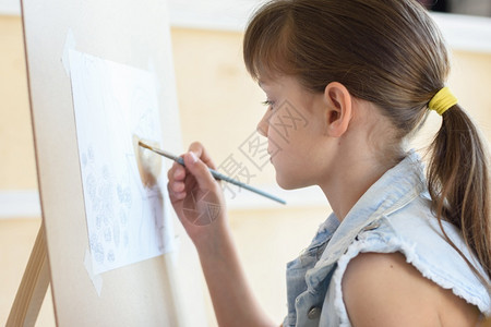 八岁的女孩画了个笔纹图案背景图片