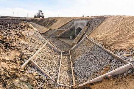 在正修建的新公路沿线修建排水沟图片