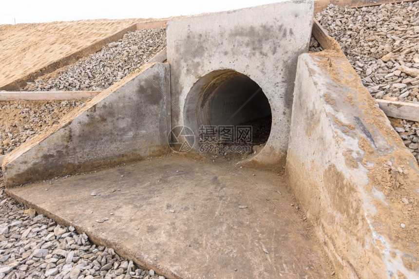 在高速公路下安装涵洞排水管道和沟渠结构图片