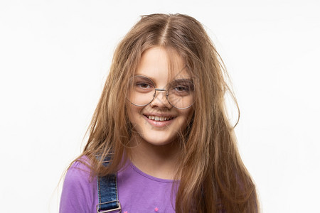 一个快乐的长头发女孩的肖像1岁戴眼镜的长头发女孩图片