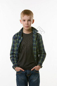 穿着格衬衫和牛仔裤的10岁男孩肖像图片