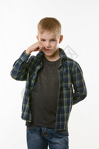 一个十岁的男孩用手指擦鼻子图片