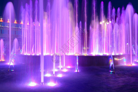 喷泉垂直喷涌的特写镜头喷泉安装在阿纳帕行政大楼附近的苏联广场上图片
