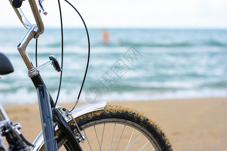 海上背景的自行车碎片化图片