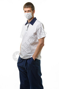 一名身戴白色背景的医学面罩生肖像将他的手伸进口袋里图片