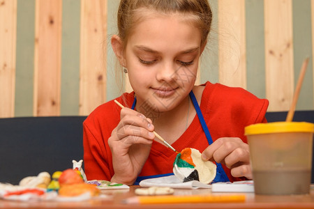 一个女孩用水彩画盐面纸做的手工艺品图片