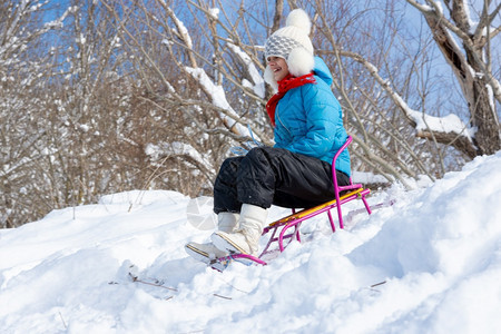 冬天女孩滑雪下山图片