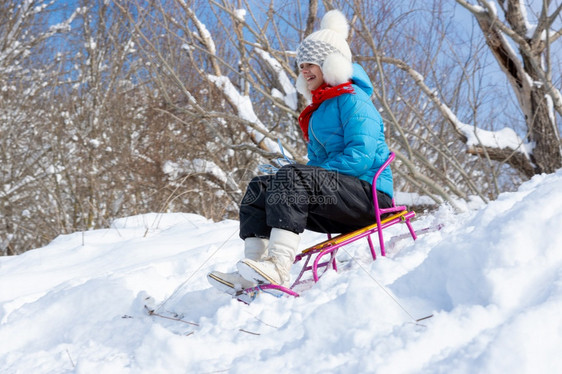 冬天女孩滑雪下山图片