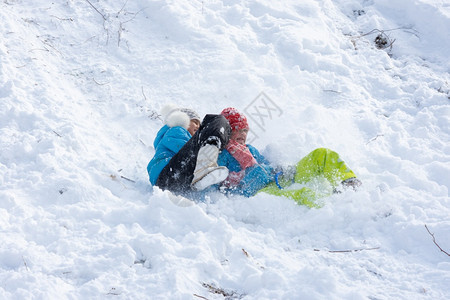 两个女孩滑下雪图片