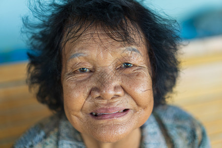 老妇人微笑的特写镜头背景图片