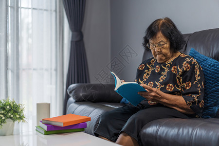 在客厅看书的年长妇女图片