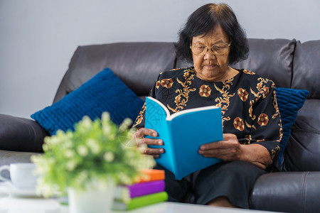 在客厅看书的年长妇女图片