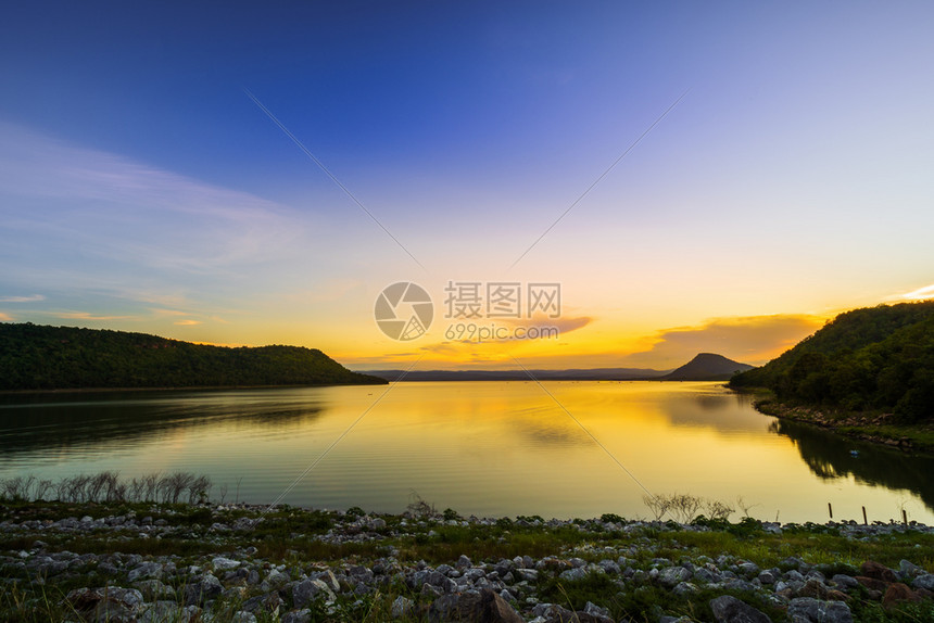 泰国纳洪拉契西马孔布里暮色中的林门本大坝景观图片