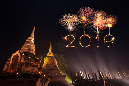 2019年新一的烟火闪与泰国苏霍历史公园夜间新年快乐图片
