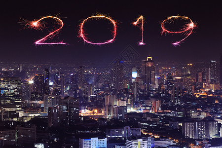 2019年新一的烟火闪与曼谷市风景在泰国夜间快乐背景图片