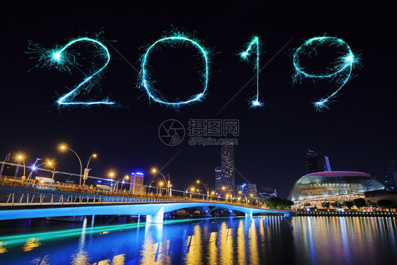 2019年新一的烟火闪与新加坡城市风景在夜里欢庆图片