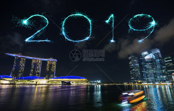 新加坡城市风景晚上带着码头湾新年消防工作快乐Sparkle图片