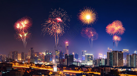 新年的烟火闪夜里和Bandkok市风景图片