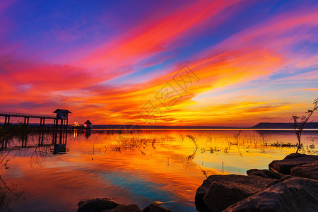 美丽的落日在LumChae大坝KhonburiNakhonRatchasima泰国图片