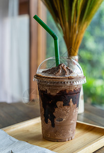 咖啡厅桌边的巧克力冰淇淋图片