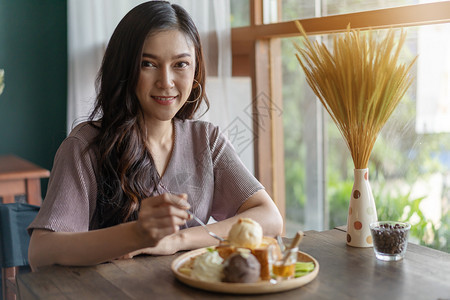 女人在咖啡厅里吃甜点图片