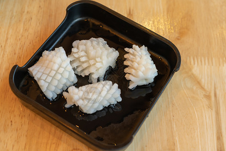 托盘中的生鱿鱼背景图片