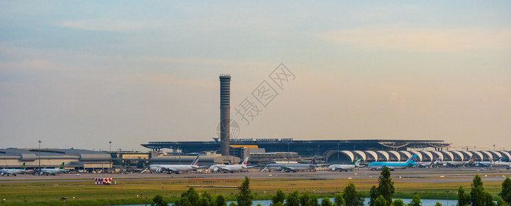 泰国曼谷2018年11月30日素万那普机场该机场是为泰国服务的两个国际机场之一图片