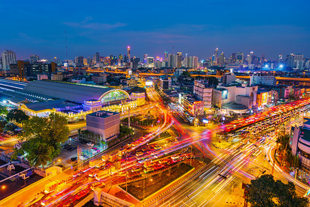 泰国曼谷2018年12月1日泰国曼谷华灯红路口和华灯红火车站黄昏时分的交通图片