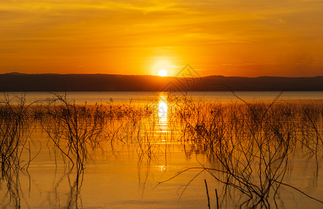 美丽的日落在芒河林猜大坝昆布里拉蒂查西马泰国图片