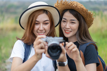两名旅游女客用摄像头拍照片图片