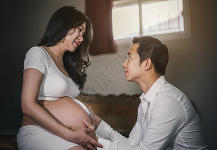 丈夫在拥抱孕妇图片