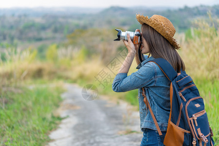 旅游女客用摄像头拍照片图片