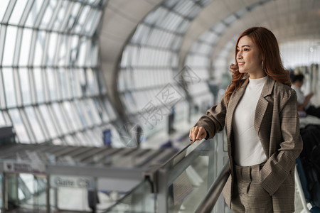 美女在机场等待登机图片