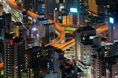 日本东京市大都会高速公路交叉和夜间城市的空中视图图片