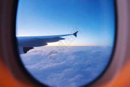 飞机窗口外的日落图片